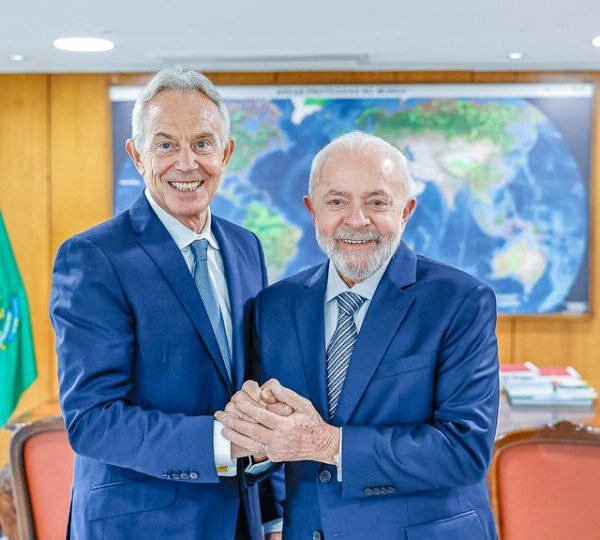 Lula e Tony Blair discutem vitória trabalhista no…