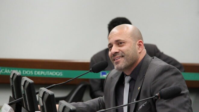 Deputados celebram liberdade condicional de Daniel Silveira