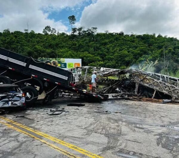 Acidente envolvendo 3 veículos deixa 22 mortos em…