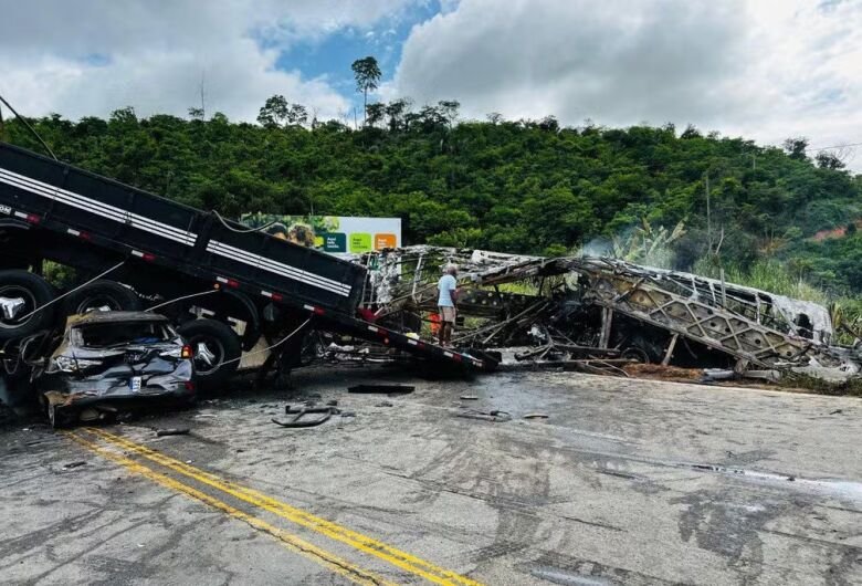 Acidente envolvendo 3 veículos deixa 22 mortos em…