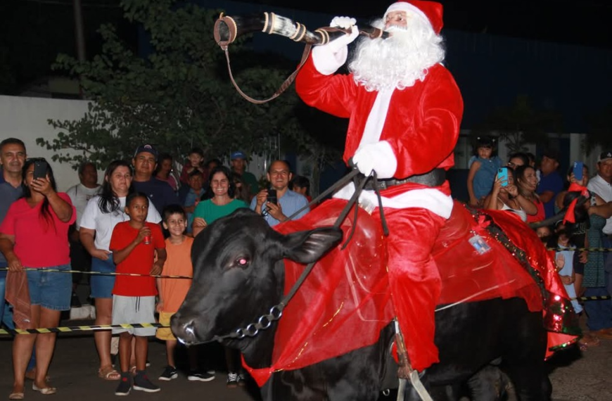 Em MS, Papai Noel chega montado em boi…