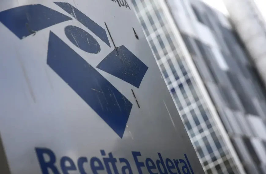 Receita Federal alerta para golpes com taxa falsa sobre Pix