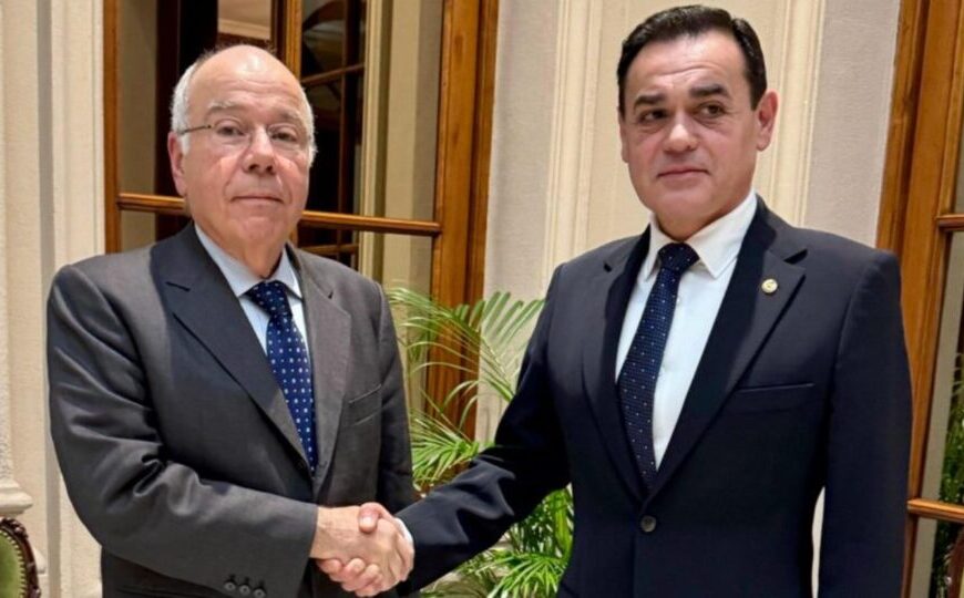 Brasil e Paraguai se reúnem após caso da Abin, falam de Itaipu mas acordo segue travado
