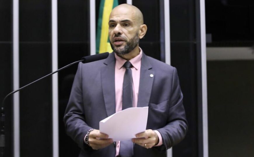 Carro do deputado Sargento Portugal é alvo de tiros no Rio
