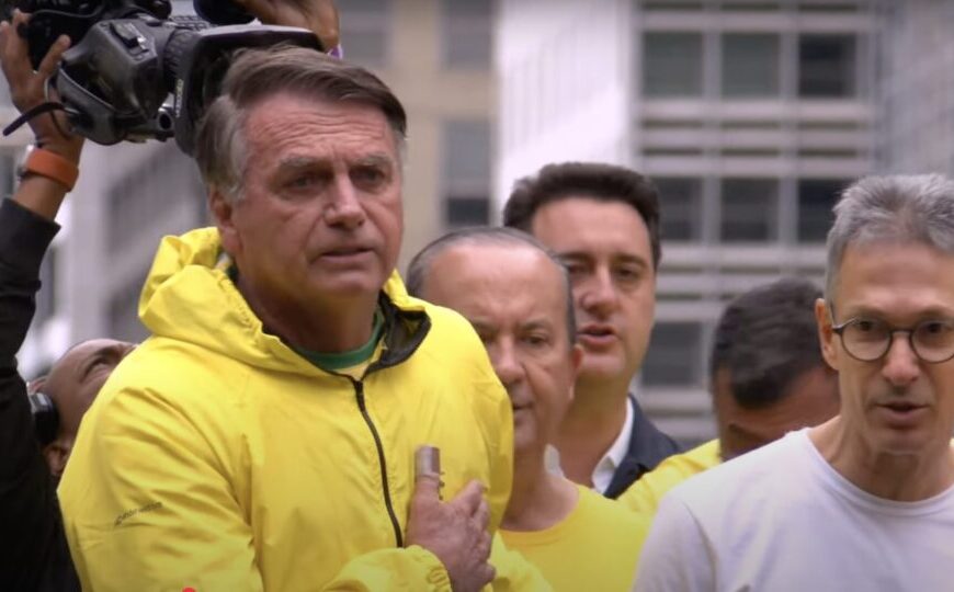 Cirurgia de Bolsonaro em Brasília já dura mais de oito horas; quadro é estável