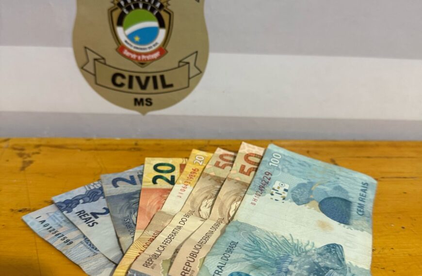 Porteira de escola municipal é indiciada após furtar dinheiro de veículo