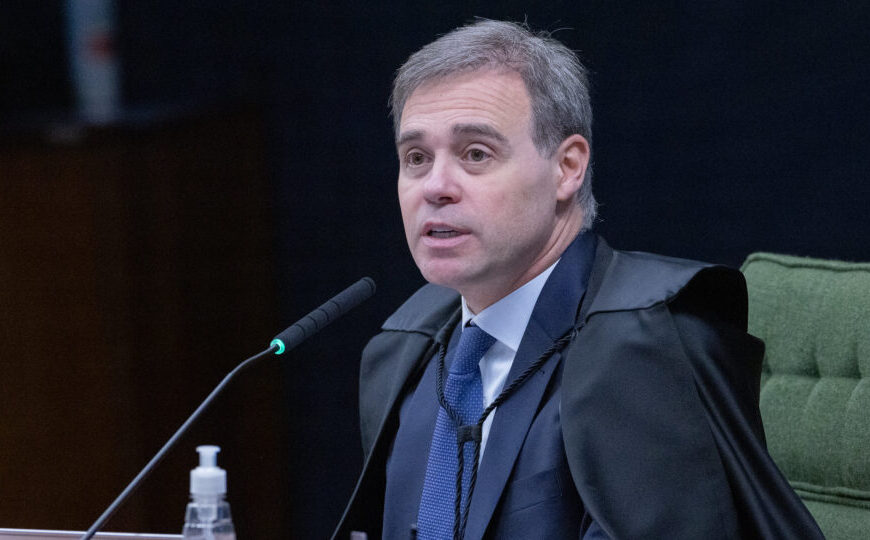 Mendonça diverge de Moraes e vota para revogar prisão de Collor