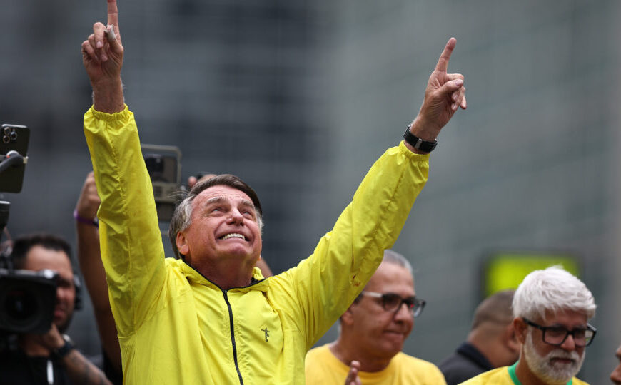 Bolsonaro fala em inglês pela anistia, provoca Moraes e diz que não vai fugir