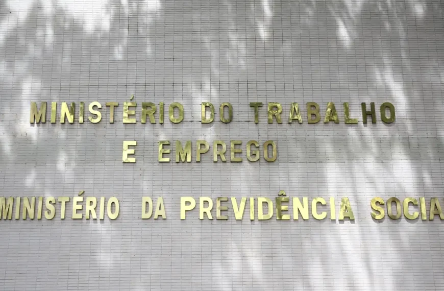 Médicos peritos do INSS voltam ao trabalho nesta segunda-feira