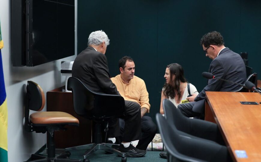 Glauber Braga encerra greve de fome após Motta adiar análise de cassação por 60 dias