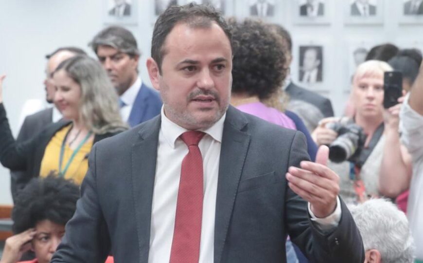 PSOL adia processo de cassação contra Glauber Braga