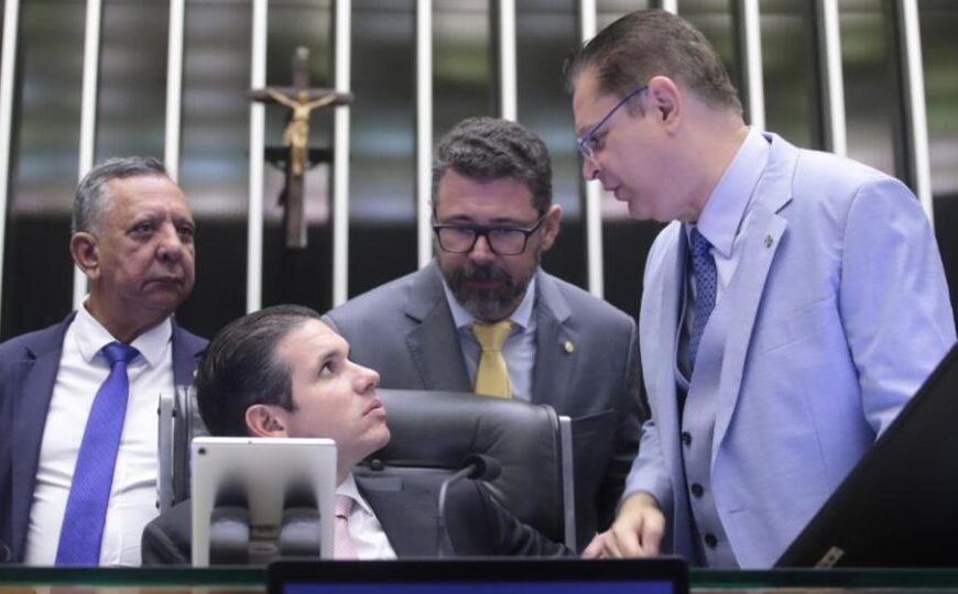 Oposição eleva pressão sobre Motta após atingir assinaturas para acelerar projeto da anistia
