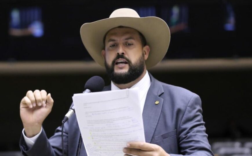 Deputado apresenta projeto para proibir camisa vermelha na seleção