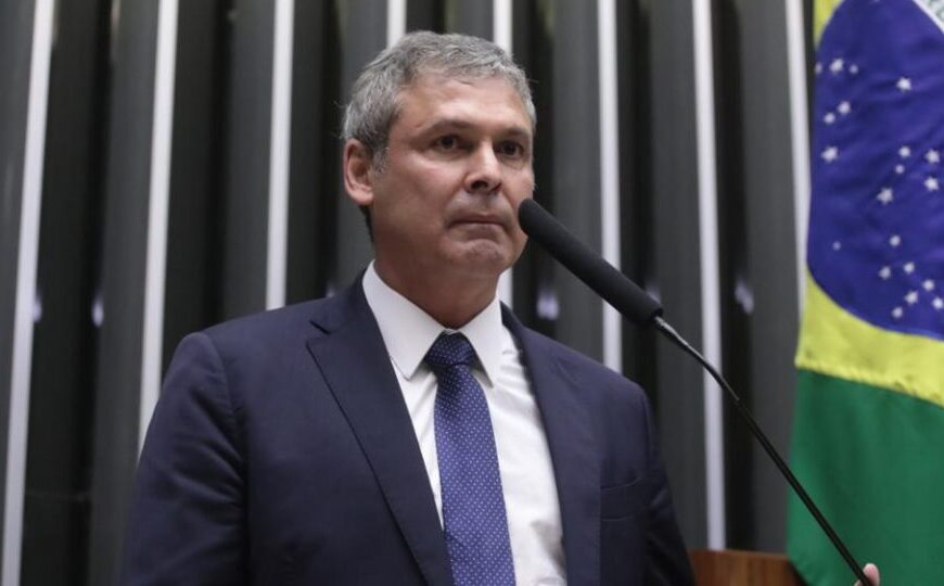 Líder do PT defende redução de penas para condenados do 8/1
