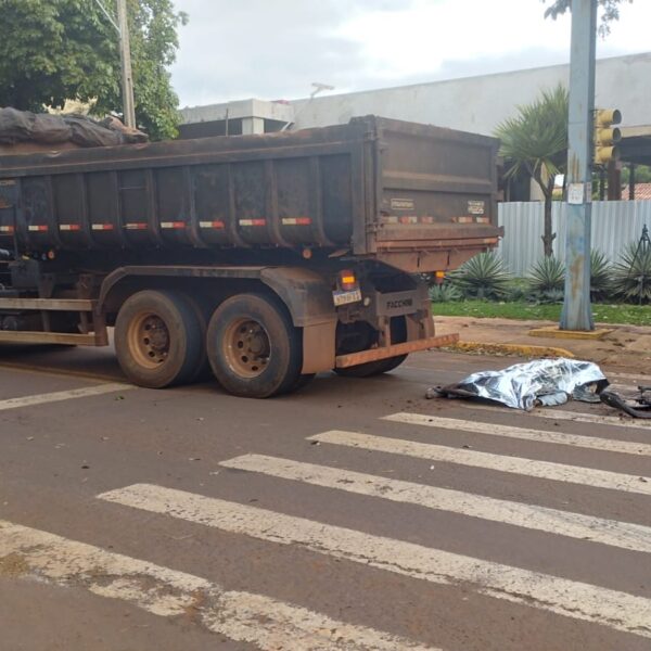 Ciclista morre após ser atropelado por caminhão em…