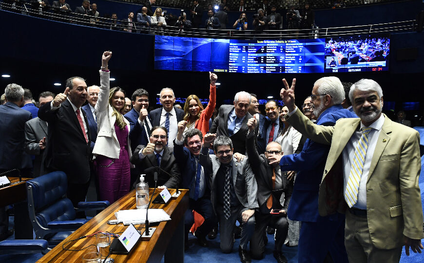 Senadores começam o ano torrando dinheiro do contribuinte com carrões e jantares
