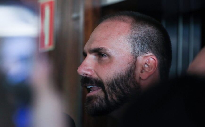 Eduardo Bolsonaro compara Gonet a Moraes e acusa PGR de viés político após ser alvo de novo inquérito