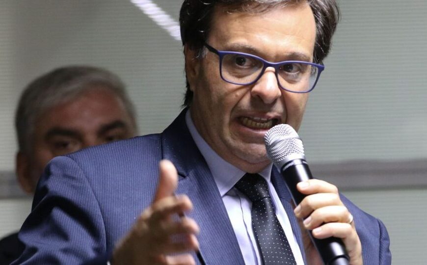 Aliado pede doações de Pix para Bolsonaro cobrir despesas com advogados, médicos e Eduardo