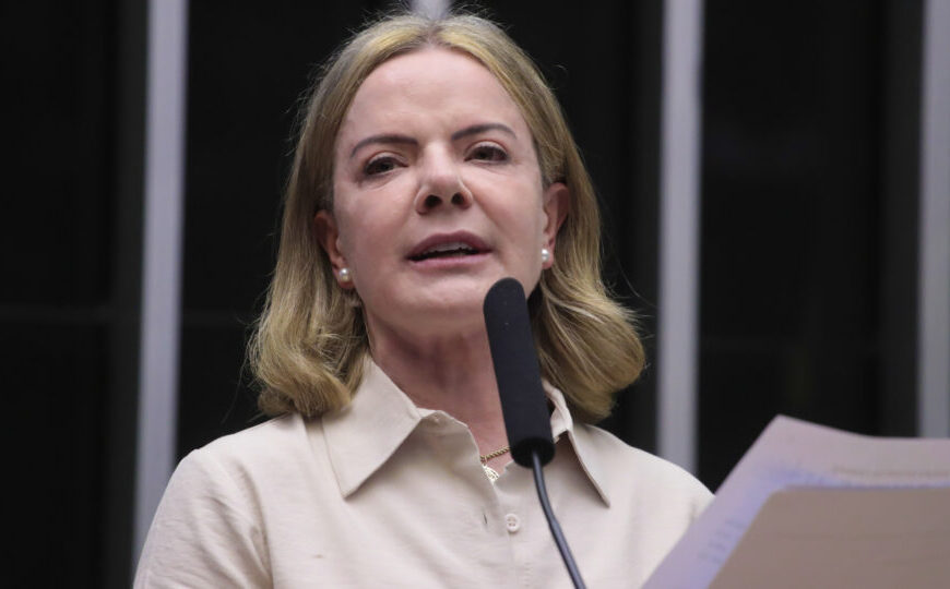 Em meio a escândalo do INSS, Gleisi indica que governo focará em fim da escala 6×1 no Congresso