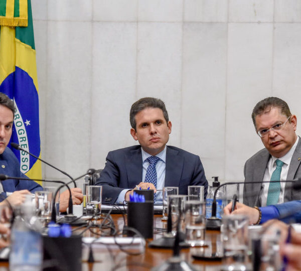Oposição recua e cogita aceitar comissão especial para…