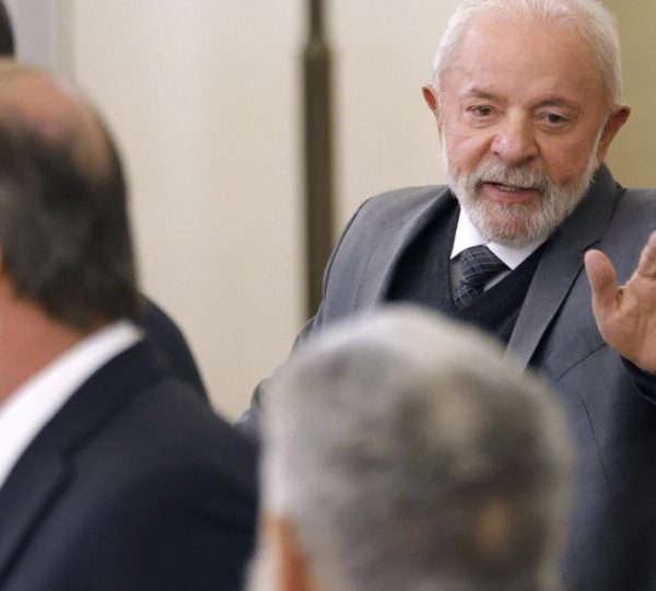 Com Lula fora do Brasil, crise do INSS…