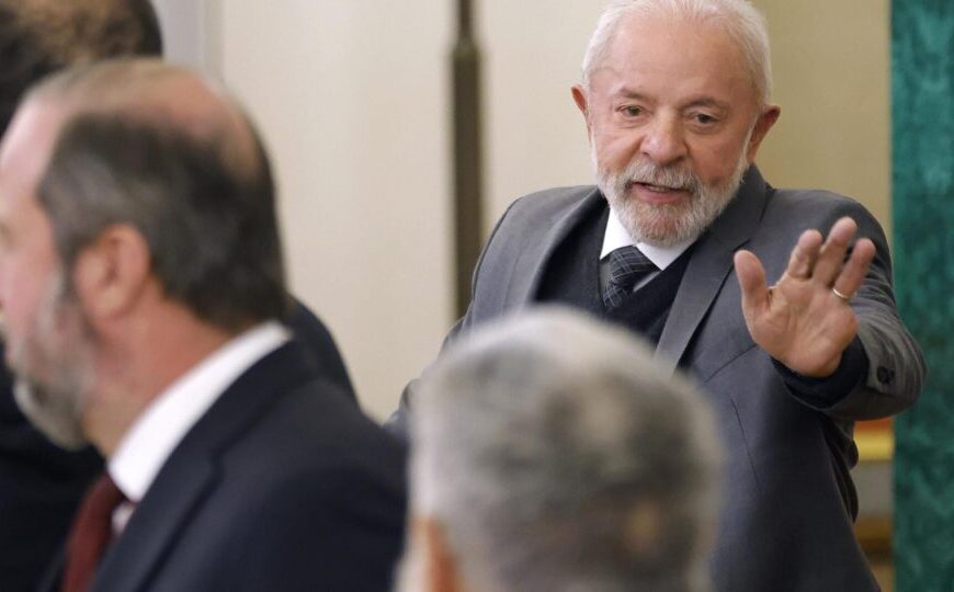 Com Lula fora do Brasil, crise do INSS…