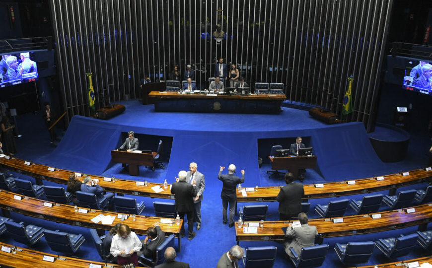Senadores querem travar proposta que aumenta o número de deputados na Câmara