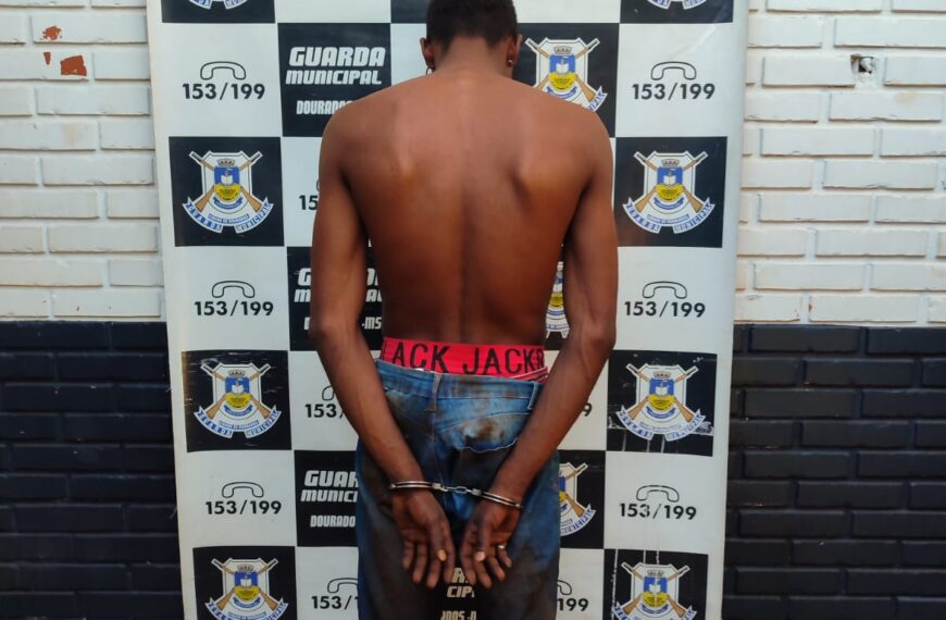 Suspeito tenta escapar da Guarda em matagal após ser pego com celular furtado