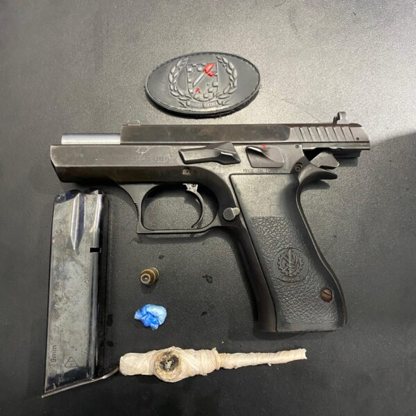Casal é preso por porte ilegal de arma…