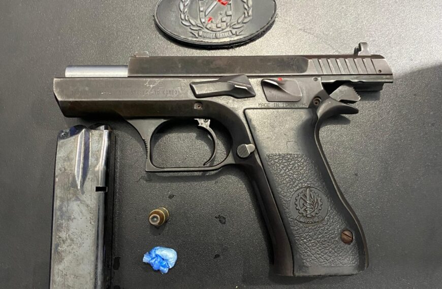Casal é preso por porte ilegal de arma…