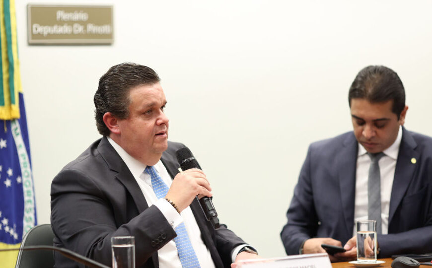 Oposição tenta impedir posse e afastar novo ministro da Previdência