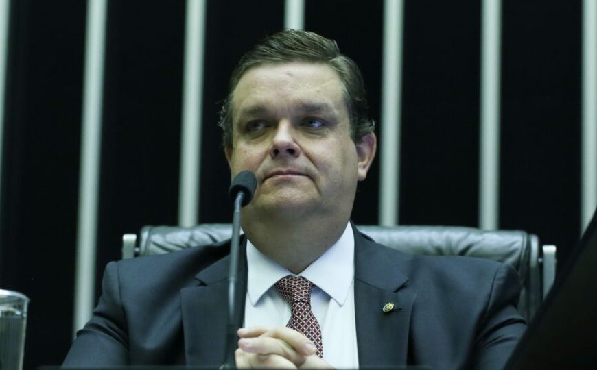 Oposição mira Wolney e quer intimar novo ministro