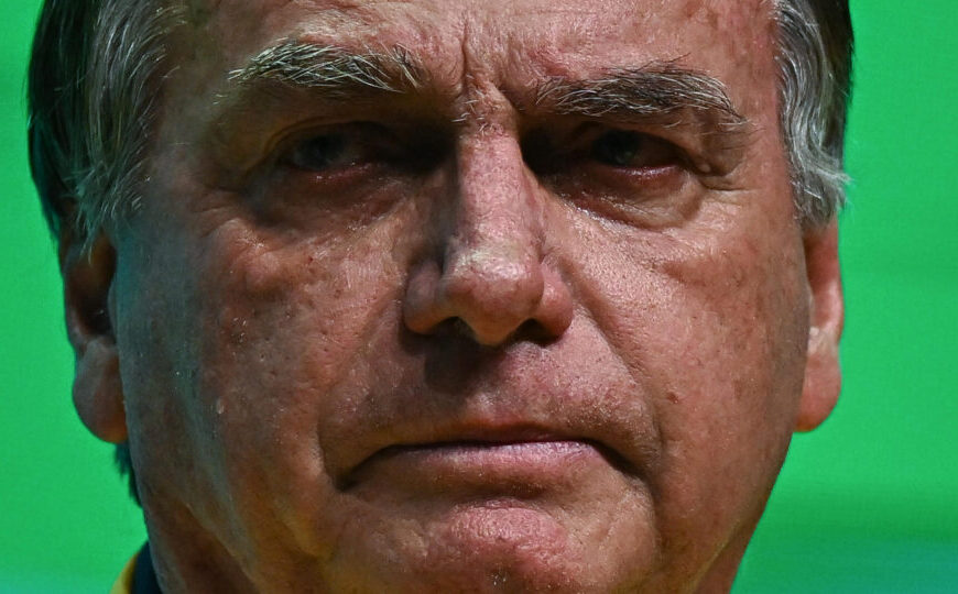 Bolsonaro diz que Brasil precisa da “ajuda de terceiros” para reverter perseguições