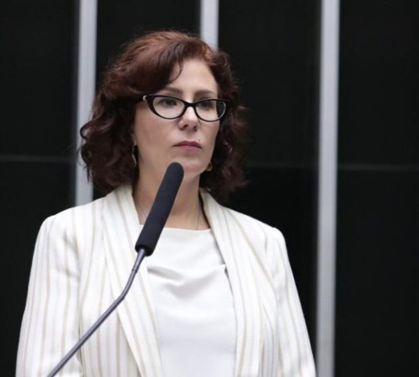 Carla Zambelli recorre ao STF contra condenação a…