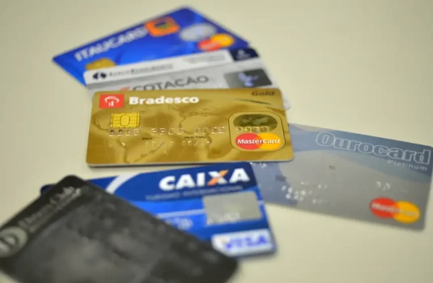 Juros do cartão de crédito rotativo avançam e chegam a 445% ao ano