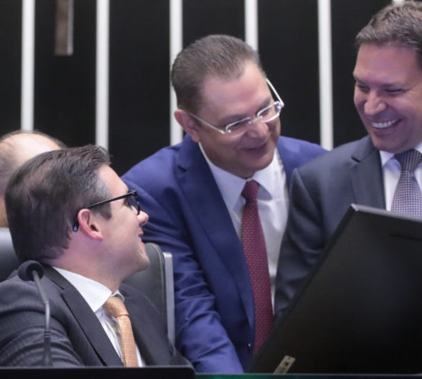 Como votou cada deputado na suspenção de ação…