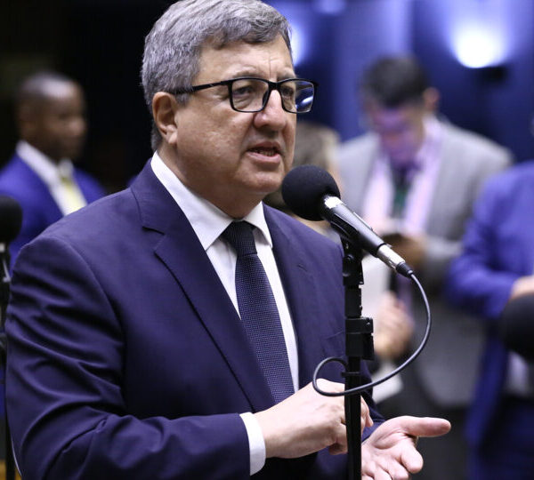 Câmara aprova urgência de projeto que equipara facções…