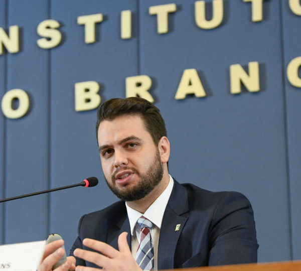 Defesa de Filipe Martins questiona acesso aos depoimentos…