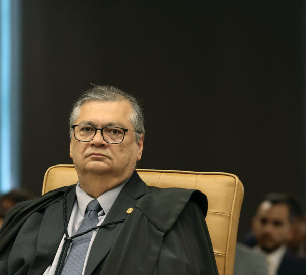Dino relata ter recebido mensagem com ameaças e…