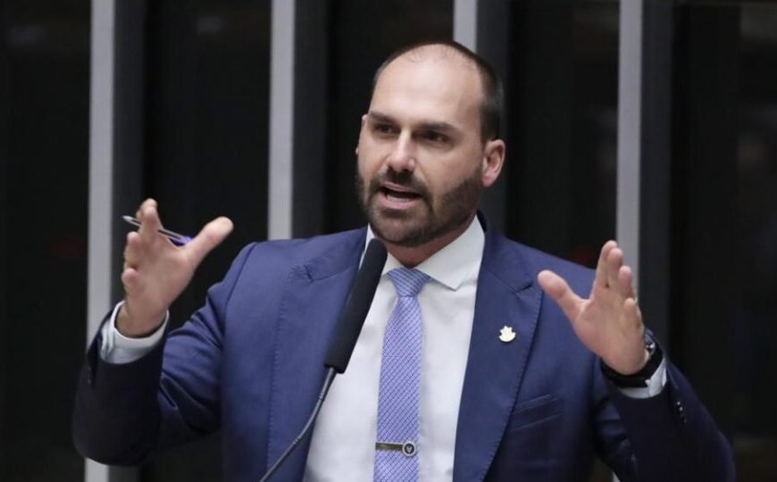 Inquérito contra Eduardo Bolsonaro: juristas veem retaliação e “abuso de poder”