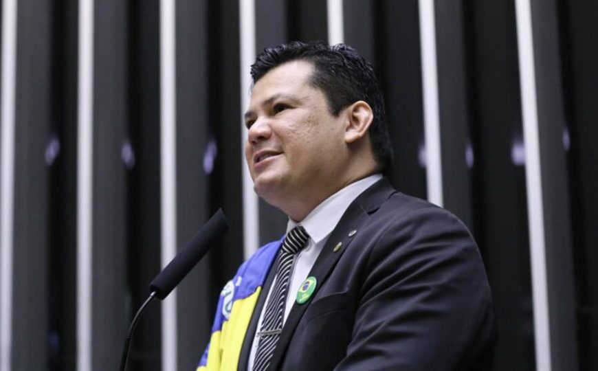 Gleisi apresenta queixa-crime contra Gilvan da Federal por ofensas na Câmara