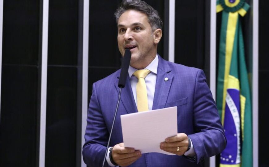 Líder da oposição na Câmara promete representação criminal na PGR contra Lupi