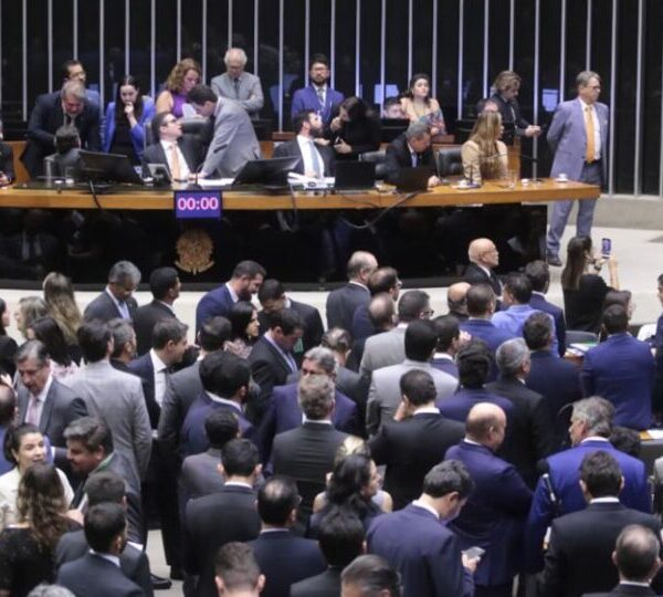 Após fraudes, Câmara aprova urgência para projeto que…