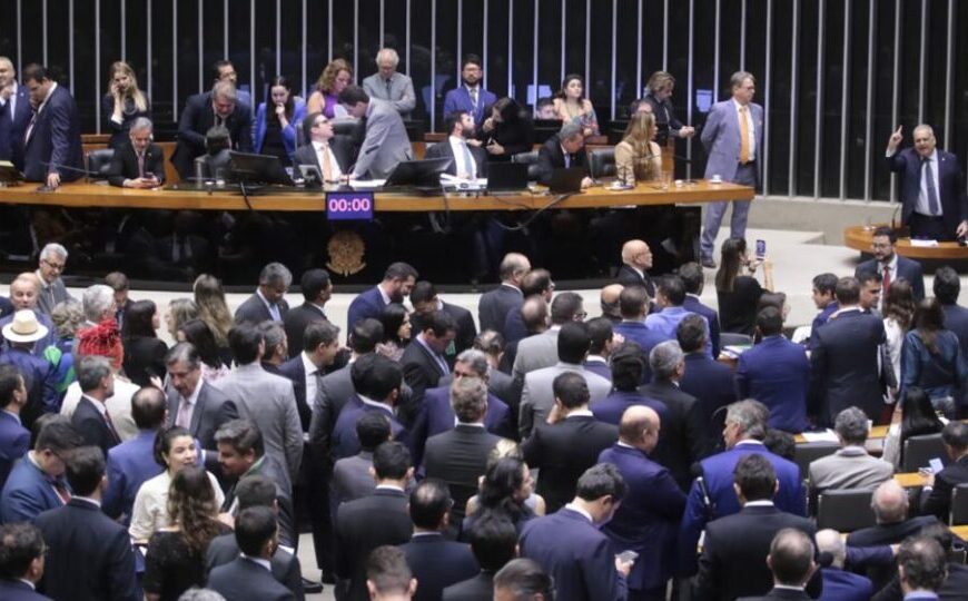 Após fraudes, Câmara aprova urgência para projeto que…