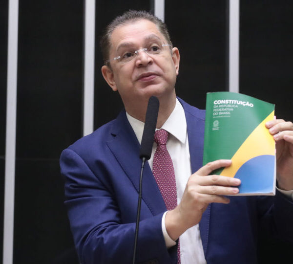 Líder do PL cobra ação de Motta contra…