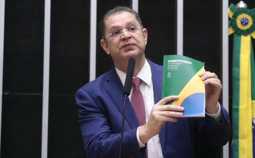 Líder do PL cobra ação de Motta contra “concentração de poder” do STF: “Vai assistir calado?”