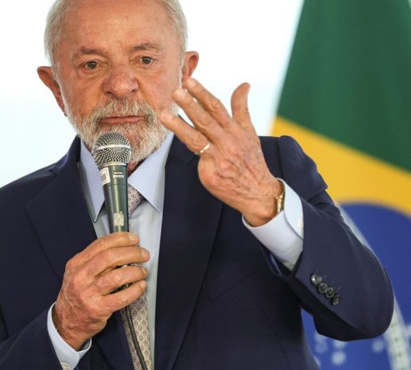 “Não devemos nada a ninguém”, diz Lula após…