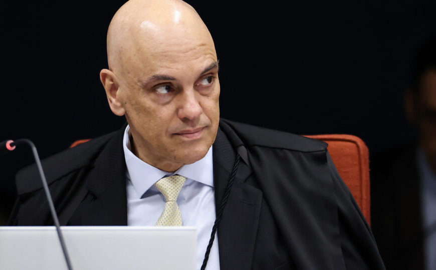 Moraes abre inquérito contra Eduardo e manda PF interrogar Jair Bolsonaro