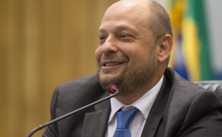 Governo Lula nomeia novo presidente do INSS em meio a escândalo de fraudes