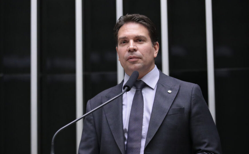 Câmara desafia STF e suspende ação contra Ramagem…